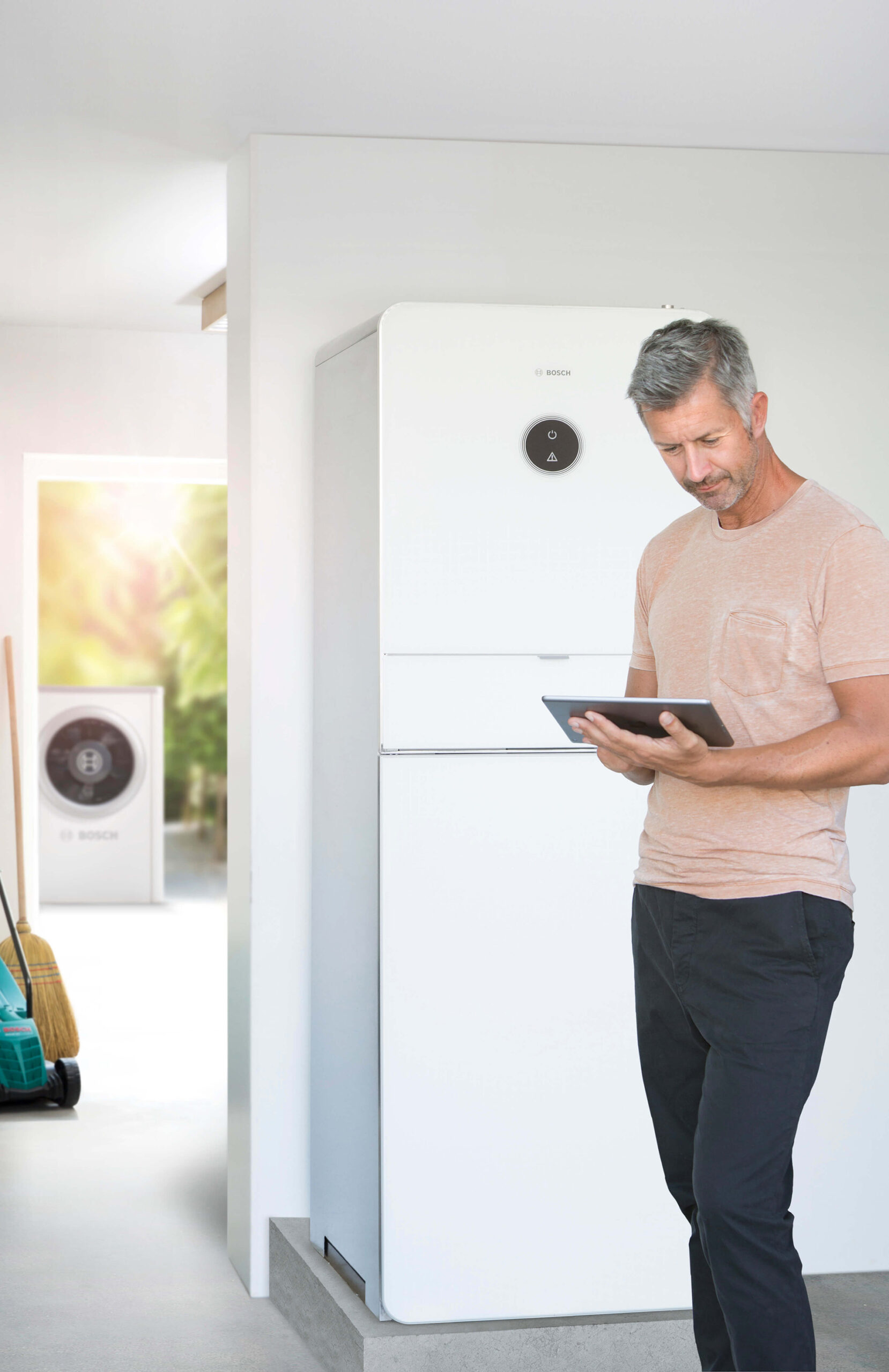 Bosch_Compress_7000i_AW_Man_With_Tablet5