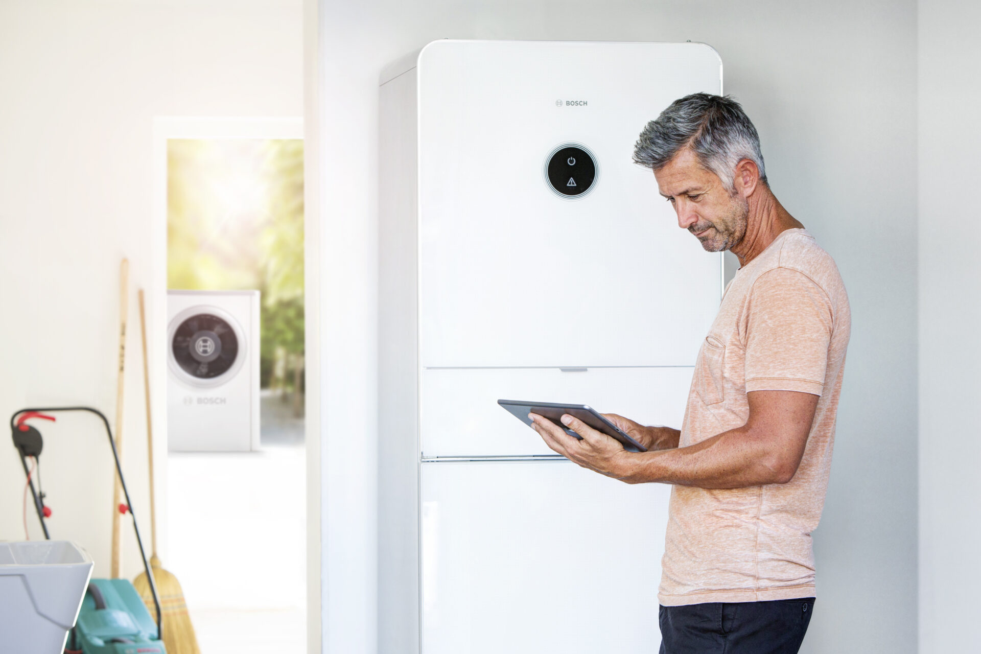 Bosch_Compress_7000i_AW_Man_With_Tablet6_lille