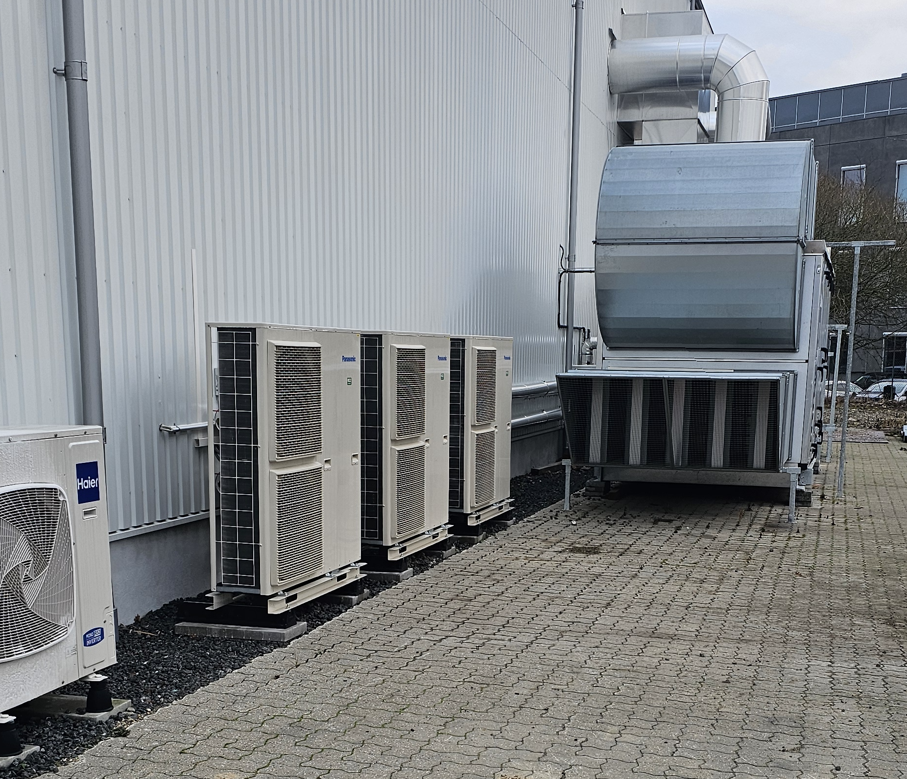Større varmepumpeløsning til industribygning på Sjælland Nytofte VVS leverer luft til vand-varmepumpe (48 kW) i samarbejde med airteam Større varmepumpeløsning til industribygning på Sjælland<br />
Nytofte VVS leverer luft til vand-varmepumpe (48 kW) i samarbejde med airteam<br />