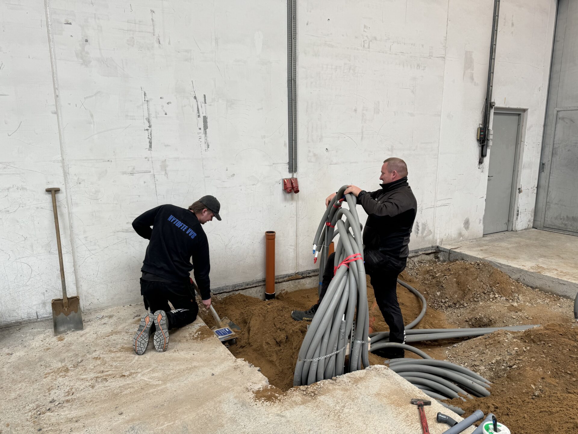 Større varmepumpeløsning til industribygning på Sjælland<br />
Nytofte VVS leverer luft til vand-varmepumpe (48 kW) i samarbejde med airteam<br />
